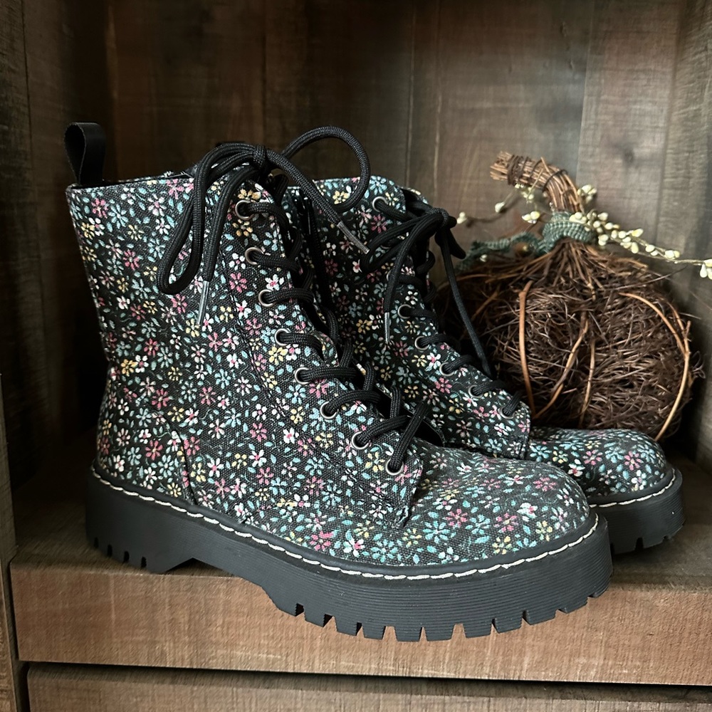 COPY - Sincerely Jules floral combat boots size 8.5